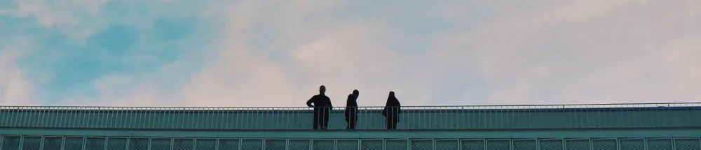 photo de trois hommes sur un toit