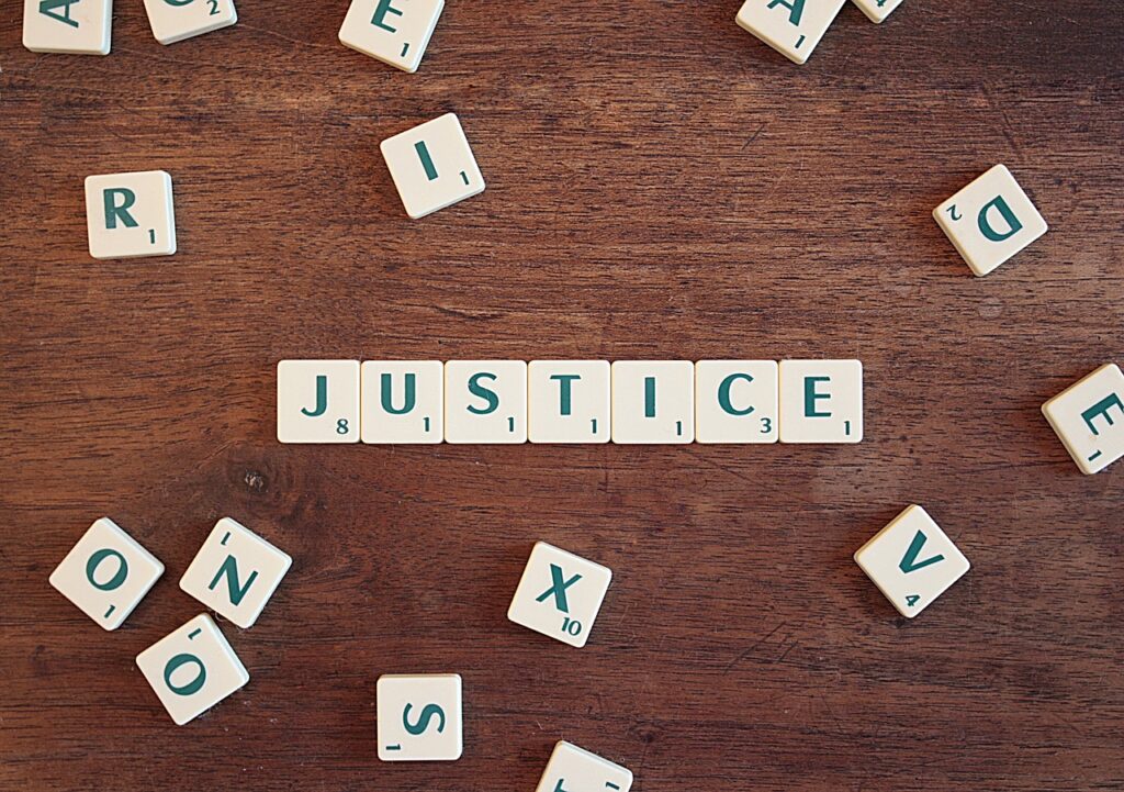 photo du mot "justice" écrit avec des lettres de Scrabble